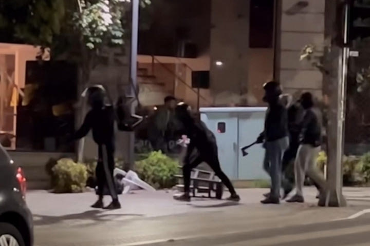 Σοκαριστικό VIDEO από την οπαδική επίθεση σε μπαρ της Θεσσαλονίκης με τσεκούρι και taser