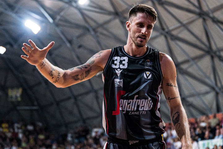 Οι παίκτες της Βίρτους Μπολόνια βγήκαν στο παρκέ για προθέρμανση με μπλούζες για τον Πολονάρα