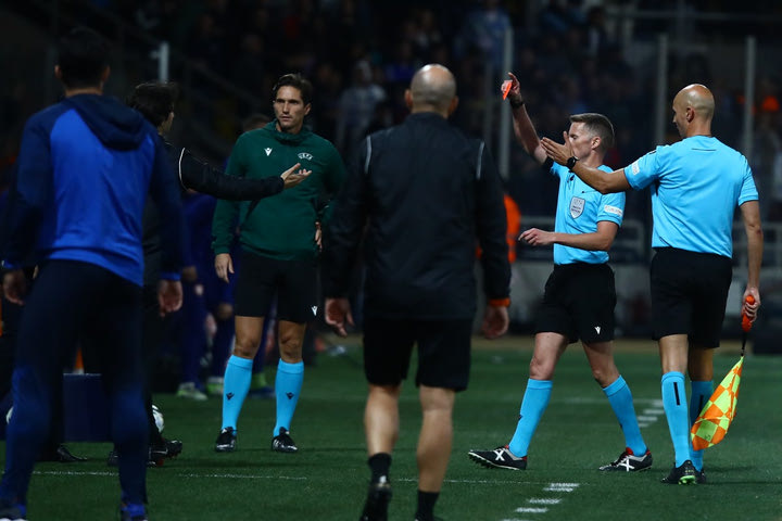 Το τάκλιν του Ρέτσου και η αποβολή στον Πογέτ στο 99′