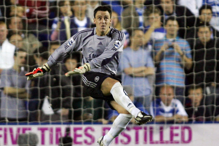 Πέντε ποδοσφαιριστές που φόρεσαν τα γάντια του τερματοφύλακα και έκαναν τους ήρωες για τις ομάδες τους