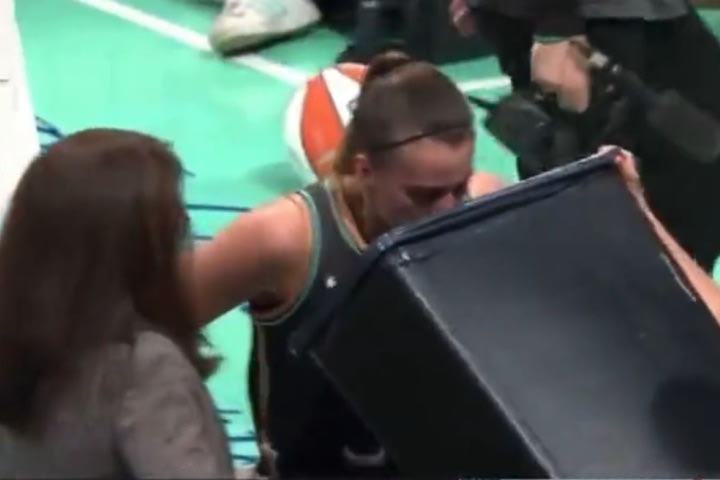 WNBA: Η Σαμπρίνα Ιονέσκου έκανε εμετό κατά τη διάρκεια του Game 4 των τελικών και επέστρεψε στον αγώνα