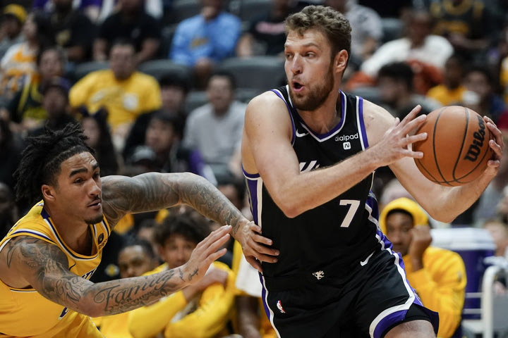 NBA, Λέικερς – Κινγκς 109-101: Ο Σάσα Βεζένκοβ ήταν βασικός στο δεύτερο παιχνίδι του, αλλά κινήθηκε σε ρηχά νερά στην ήττα του Σακραμέντο