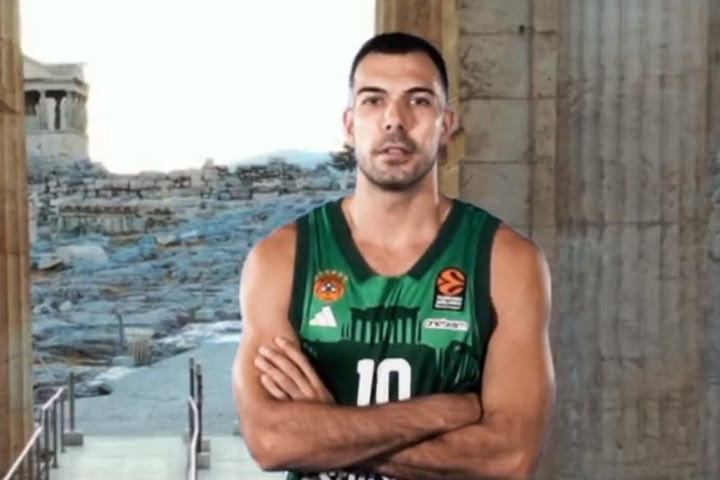 Ο Παναθηναϊκός τοποθέτησε εικονικά τον Σλούκα στην Ακρόπολη για να πει “χρόνια πολλά” για την επέτειο του “ΟΧΙ”