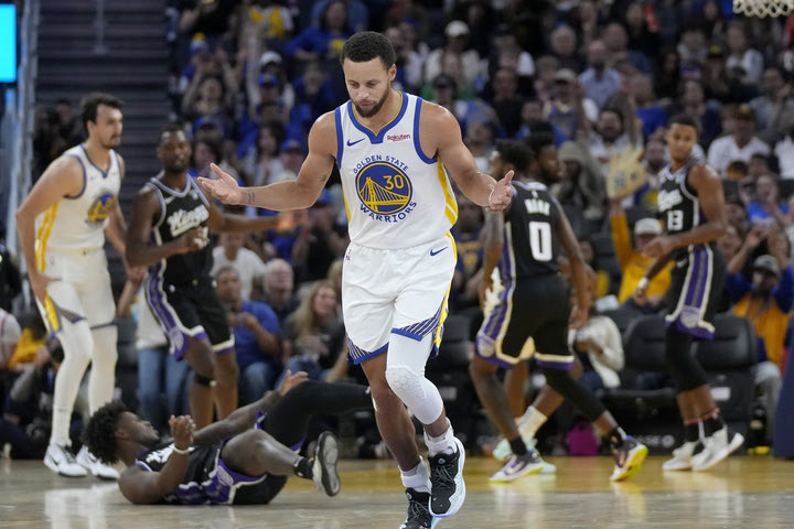NBA, Γουόριορς – Κινγκς 116-115: Ο Κάρι εκτέλεσε με τρίποντο στο φινάλε το Σακραμέντο, άποντος ο Σάσα Βεζένκοβ