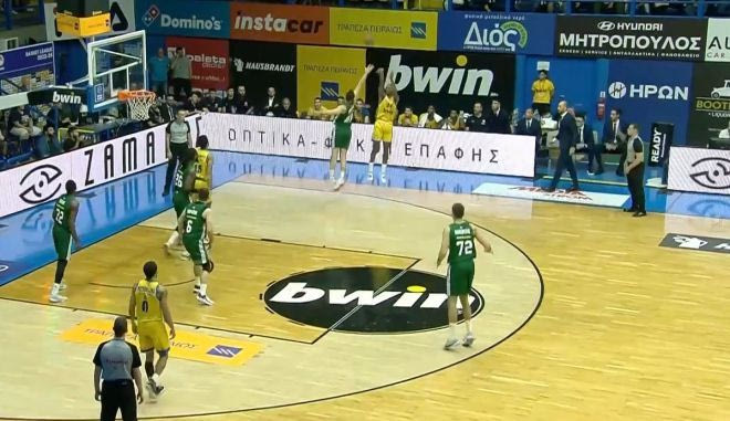 Το buzzer-beater τρίποντο του Ουίλιαμς στη λήξη της πρώτης περιόδου