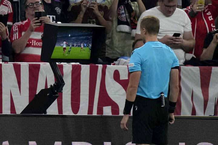 Bundesliga: Εφαρμογή θα δείχνει στους οπαδούς τι βλέπει ο VAR όταν ελέγχει μία φάση