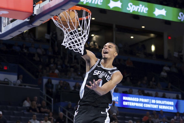 NBA: Οι Σπερς νίκησαν τους Γουόριορς στο Σαν Φρανσίσκο με 122-117 με τρομερό Γουεμπανιαμά