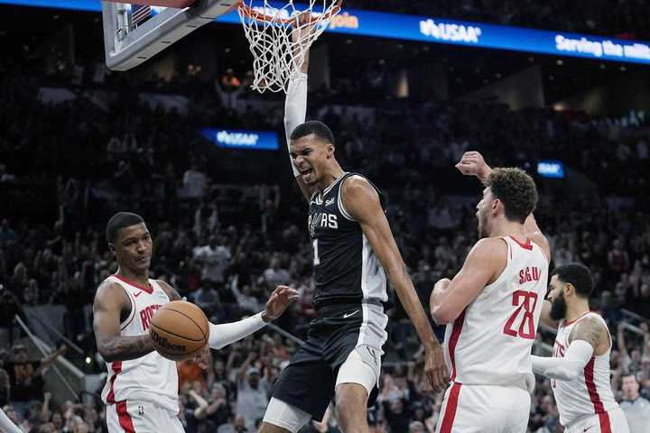 NBA: Σόου Γουεμπανιαμά και νίκη-θρίλερ των Σπερς στην παράταση επί των Ρόκετς με 126-122