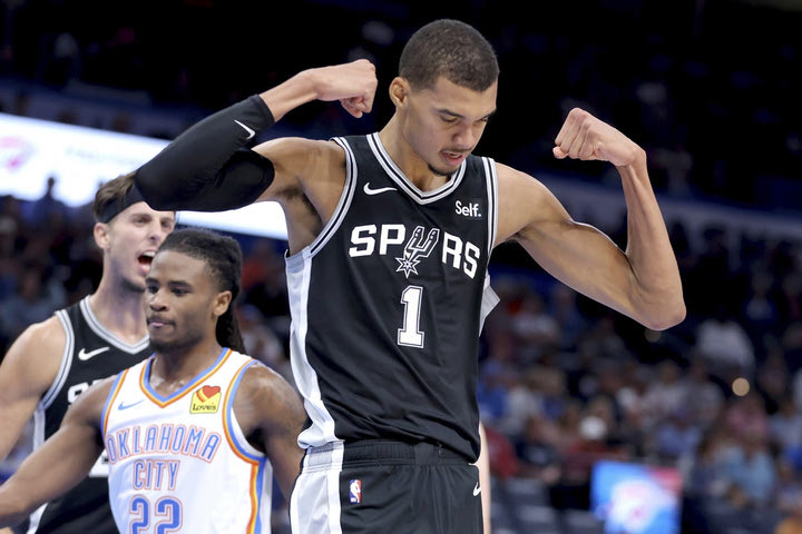 NBA: Ο Γουεμπανιαμά και ο Χόλμγκρεν έλαμψαν στην πρώτη μάχη τους, νίκη των Θάντερ με 122-121 επί των Σπερς