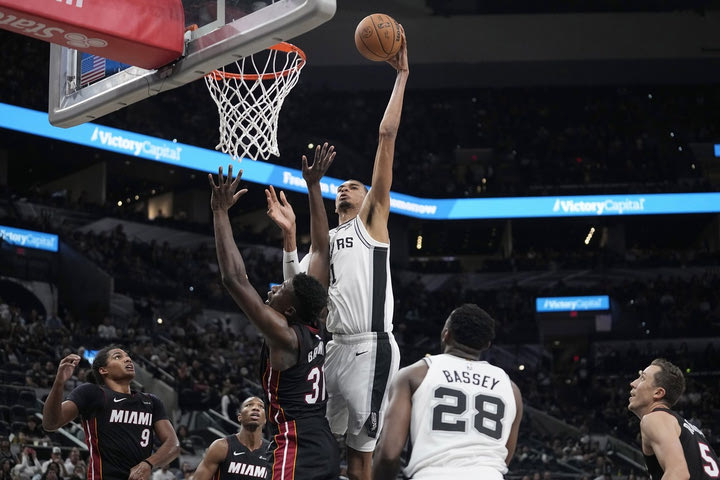 NBA: Σόου Γουεμπανιαμά στην νίκη των Σπερς επί των Χιτ με 120-104