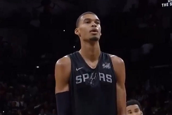 NBA, Βίκτορ Γουεμπανιαμά: Λατρεία για τον Γάλλο, 13.200 φίλαθλοι στην πρώτη ανοιχτή προπόνηση των Σπερς