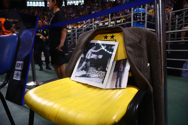 Άρης – Ολυμπιακός: Το σακάκι και η φωτογραφία του Γιάννη Ιωαννίδη βρήκαν τη θέση τους στο Αλεξάνδρειο