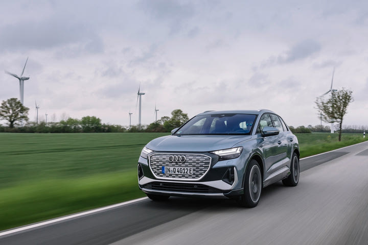 Το Q4 e-tron, το premium ηλεκτρικό SUV της Audi, αναβαθμίστηκε για να φορτίζει έως και σε 28 λεπτά