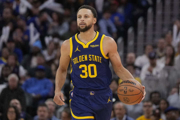 NBA: Καυτός Κάρι, εκτέλεσε με 37 πόντους τους Σίξερς, νίκη με 119-107 των Γουόριορς