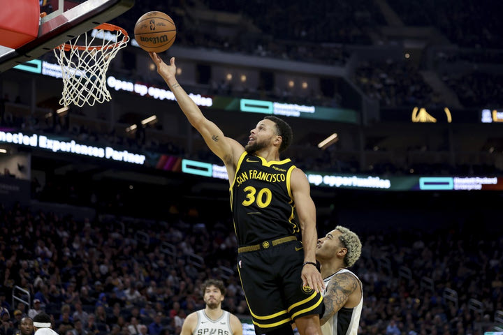 NBA: Οι Γουόριορς με τον Κάρι οδηγό λύγισαν τους Σπερς για το In-Season Tournament