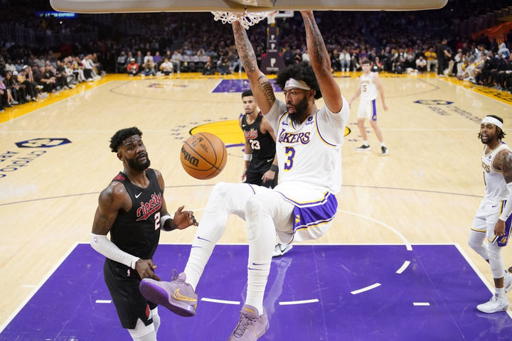 NBA: Οι Λέικερς πήραν τη νίκη κόντρα στους Μπλέιζερς με επιβλητικό Άντονι Ντέιβις