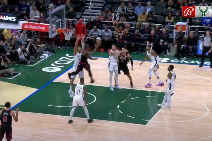 NBA: Αδιανόητη ασίστ του ΝτεΜάρ ΝτεΡόζαν κόντρα στους Μπακς, βάζει υποψηφιότητα για την πάσα της χρονιάς