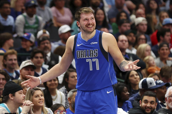 NBA: Οι Μάβερικς του Ντόντσιτς επικράτησαν των Χόρνετς του “τριπλού” Μπολ