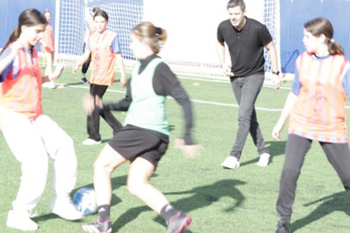 “Πάσα στα θράνια”: Ο Τάκης Φύσσας έπαιξε μπάλα με πάνω από 2.000 μαθητές και μαθήτριες