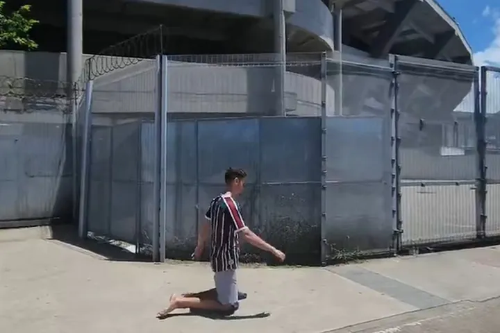 Φλουμινένσε: Οπαδός διέσχισε γονατιστός το Μαρακανά μετά την κατάκτηση του Copa Libertadores