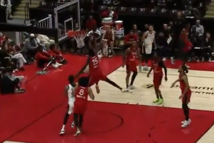 Απίθανο καλάθι σε αγώνα της G-League, με την μπάλα να παίρνει ύψος μετά από κάρφωμα και να καταλήγει στον στόχο