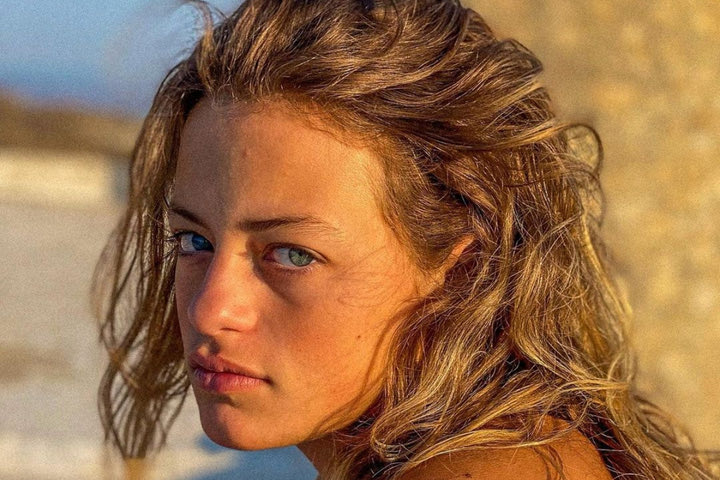Η Γκάια Μερκούρη ποζάρει topless με το νέο της κούρεμα