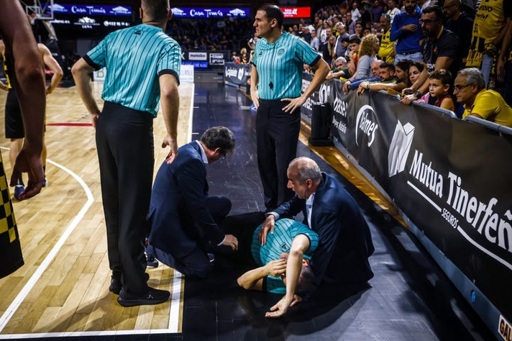 BCL: Ο διαιτητής του Τενερίφη – Ρίγα, Αλεκσάνταρ Γκλίσιτς, υπέστη ρήξη χιαστού και αποχώρησε από το ματς