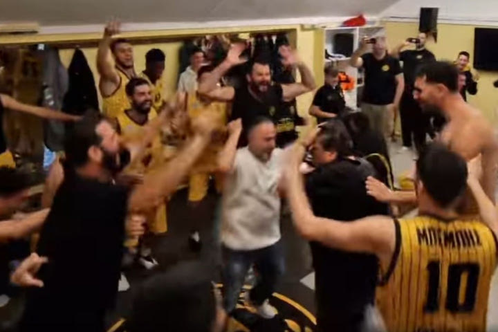 Οι ξέφρενοι πανηγυρισμοί του Φώτση και του Ηλυσιακού στα αποδυτήρια