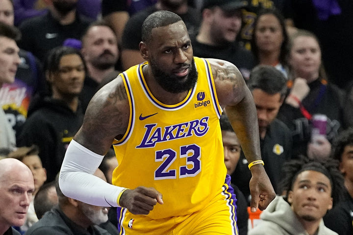 NBA: Χαλαροί οι Λέικερς, νίκησαν με 141-132 τους Μπουλς με τετράδα-φωτιά