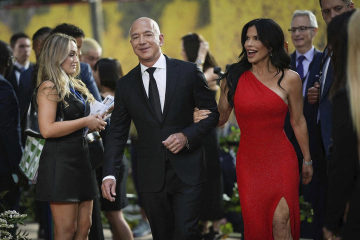 Οι φωτογραφίες του Jeff Bezos στη Vogue τερμάτισαν το άβολο