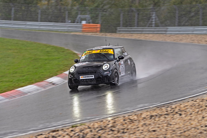 Το νέο λογότυπο John Cooper Works έκανε ντεμπούτο στο Νίρμπουργκρινγκ