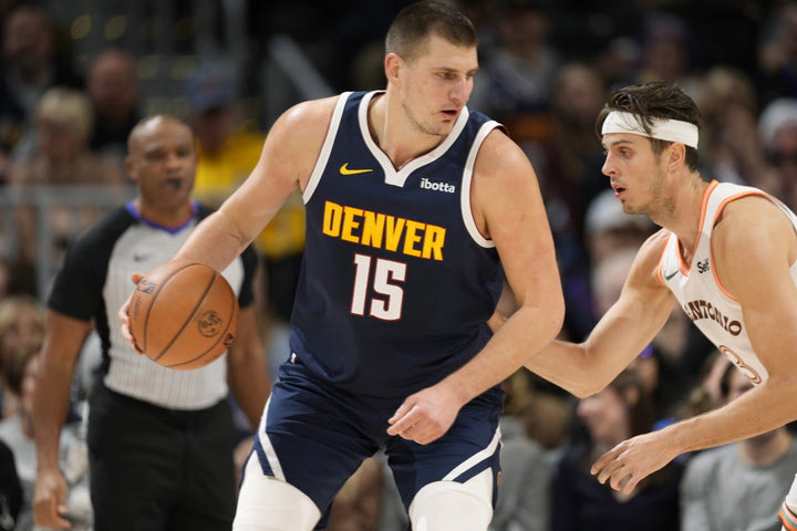 NBA: Ο ασταμάτητος Γιόκιτς οδήγησε τους Νάγκετς στη νίκη επί των Σπερς του “διπλού” Γουεμπανιαμά