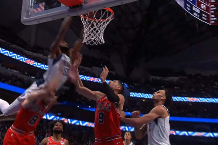 NBA: Απίθανος Ντέρικ Τζόουνς στην κορυφή του Top-10 με τρομερό φόλοου κάρφωμα