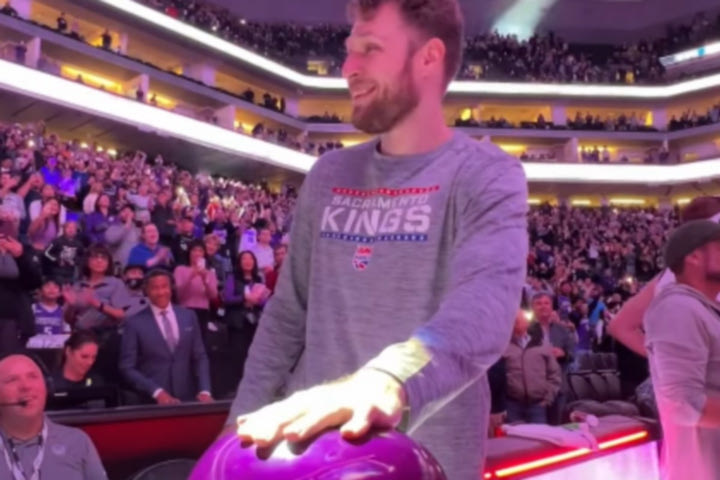 NBA: Ο Σάσα Βεζένκοβ έκανε το πρώτο του “Light the Beam” στους Σακραμέντο Κινγκς – η ιστορία πίσω από αυτό