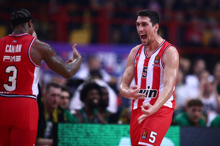 Ολυμπιακός: Ο Κάναν πέτυχε τρίποντο και ο Λαρεντζάκης πανηγύρισε όπως ο Αμερικανός