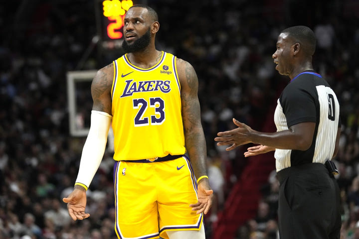 Οι Λέικερς έκαναν παράπονα στο NBA για την αντιμετώπιση του ΛεΜπρόν Τζέιμς από τους διαιτητές