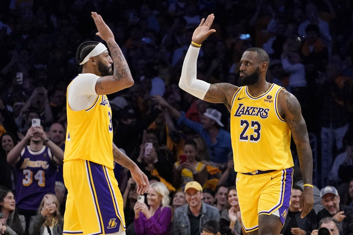 NBA: Ντέιβις, ΛεΜπρόν και Ριβς οδήγησαν τους Λέικερς στην άνετη νίκη επί των Σέλτικς