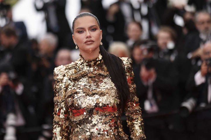 H Adriana Lima απαντά σε όσους λένε πως έκανε πλαστικές, με μια «αληθινή selfie»