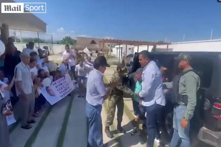 Λίβερπουλ: Η συγκίνηση του πατέρα του Ντίας την στιγμή που επιστρέφει στην οικογένειά του μετά την απαγωγή του