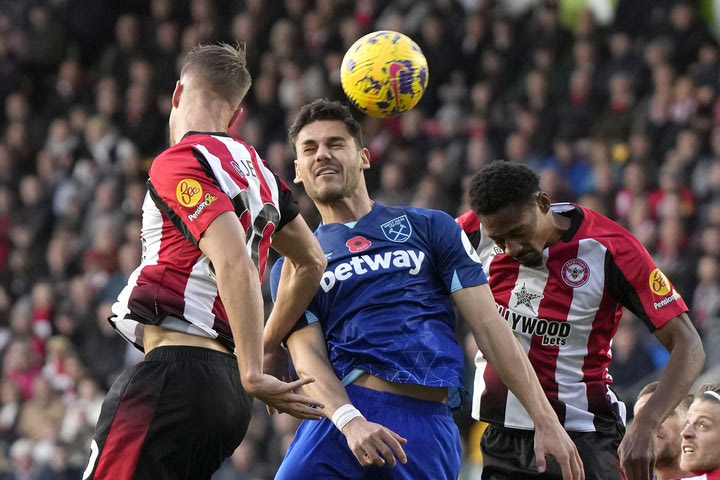 Μπρέντφορντ – Γουέστ Χαμ 3-2: Το αυτογκόλ του Μαυροπάνου κόστισε στην προσεχή αντίπαλο του Ολυμπιακού