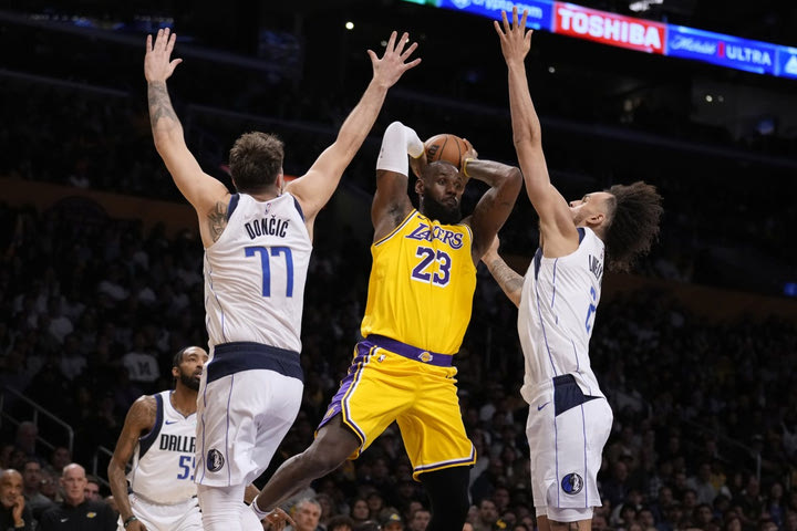 NBA: Οι Λέικερς “άγγιξαν” τεράστια ανατροπή, ο ΛεΜπρόν αστόχησε στο τελευταίο σουτ και οι Μάβερικς χαμογέλασαν