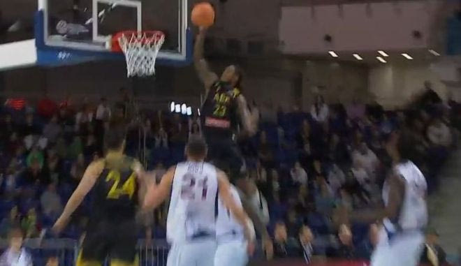 Το εντυπωσιακό alley oop κάρφωμα του ΜάκΛεμορ στο Στσέτσιν – ΑΕΚ Betsson