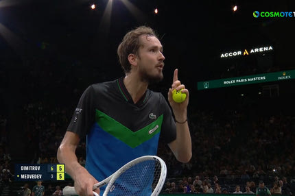 Απίστευτα πράγματα με Μεντβέντεφ στο Paris Master: Τρελό γιουχάισμα στον Ρώσο που κατηγορείται πως έκανε και χειρονομίες