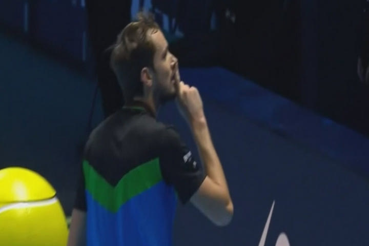 Μεντβέντεφ: Πέταξε τη ρακέτα του και τα έβαλε με τους θεατές ο Ρώσος