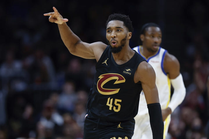 NBA: Οι Καβαλίερς λύγισαν τους Γουόριορς με ηγέτη τον Ντόνοβαν Μίτσελ