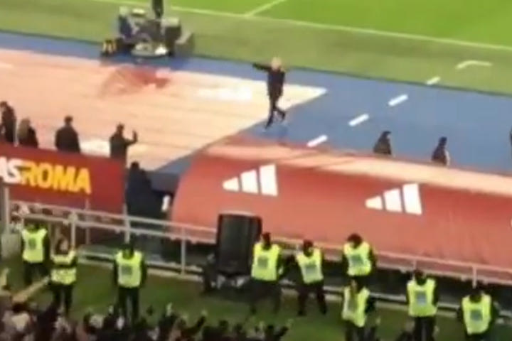 Ρόμα: Ο Μουρίνιο έτρεξε και αγκάλιασε ball boy μετά το 3-1 των τζαλορόσι