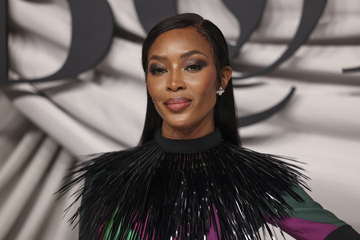 H Naomi Campbell γυμνή με καρφιά στη νέα καμπάνια του Alexander Wang