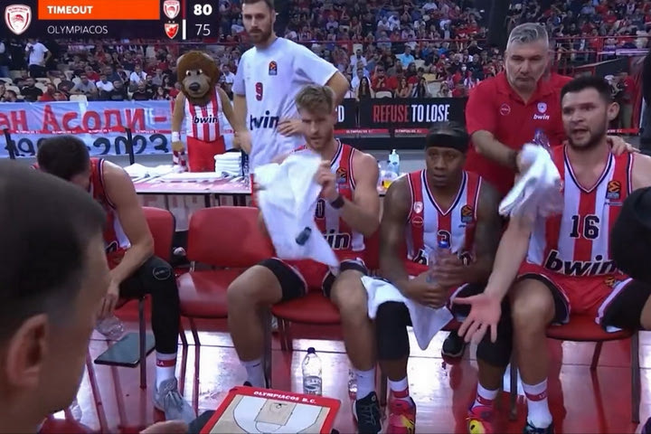 Ολυμπιακός: Τι συνέβη στο time-out του Μπαρτζώκα, πριν από την αρχηγική παρέμβαση του Παπανικολάου