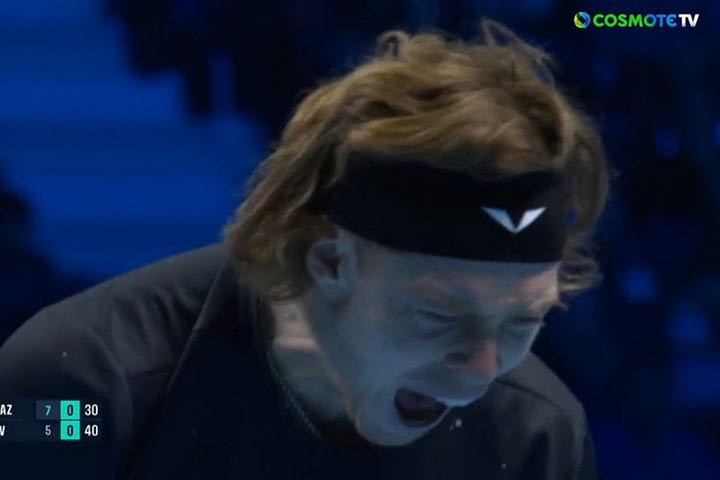 Αδιανόητο ξέσπασμα του Ρούμπλεφ χτύπησε το γόνατό του με τη ρακέτα και μάτωσε