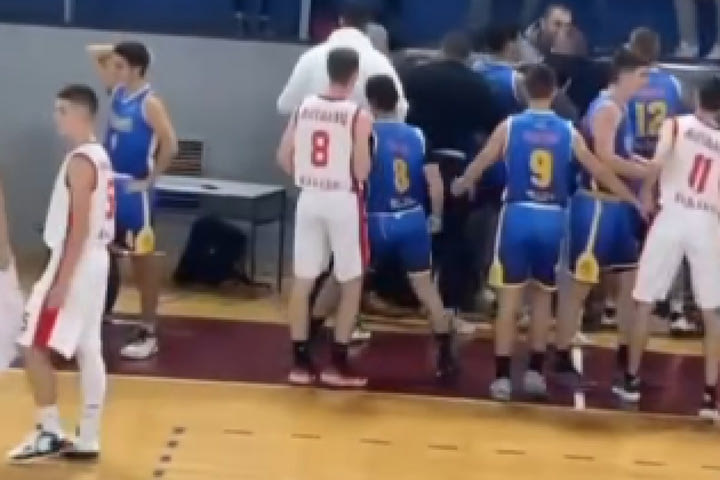 Μεγάλη σύρραξη σε αγώνα U16 στην Σερβία